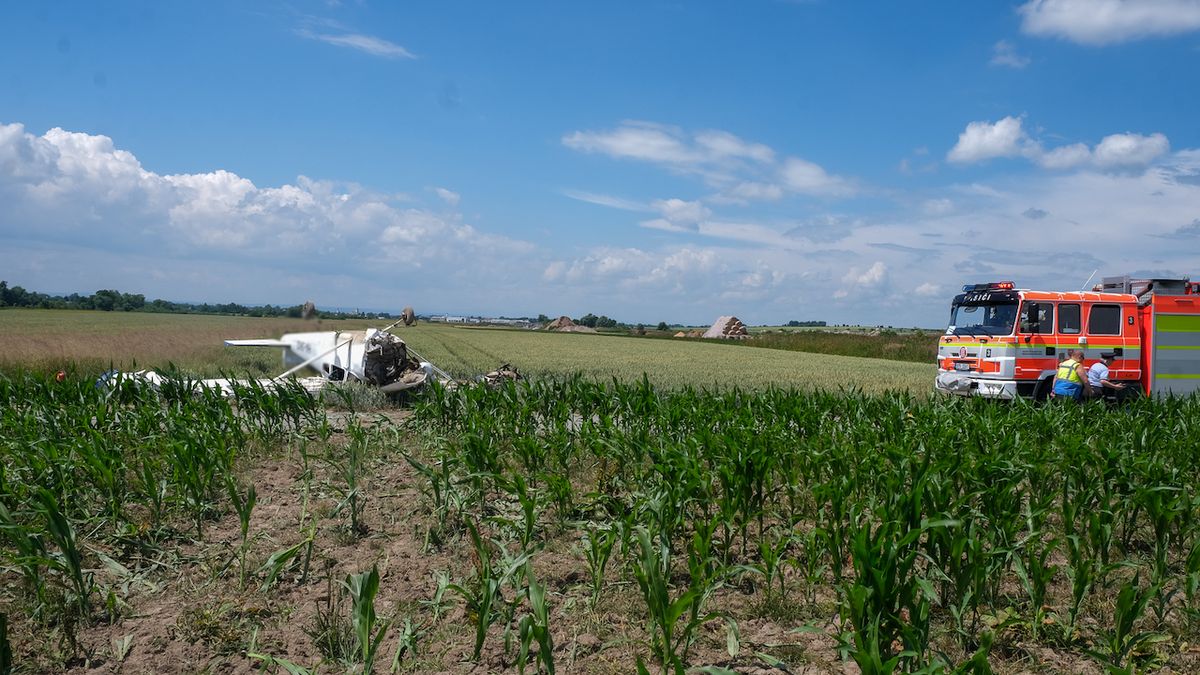 V Dolním Benešově spadlo malé letadlo, čtyři zranění